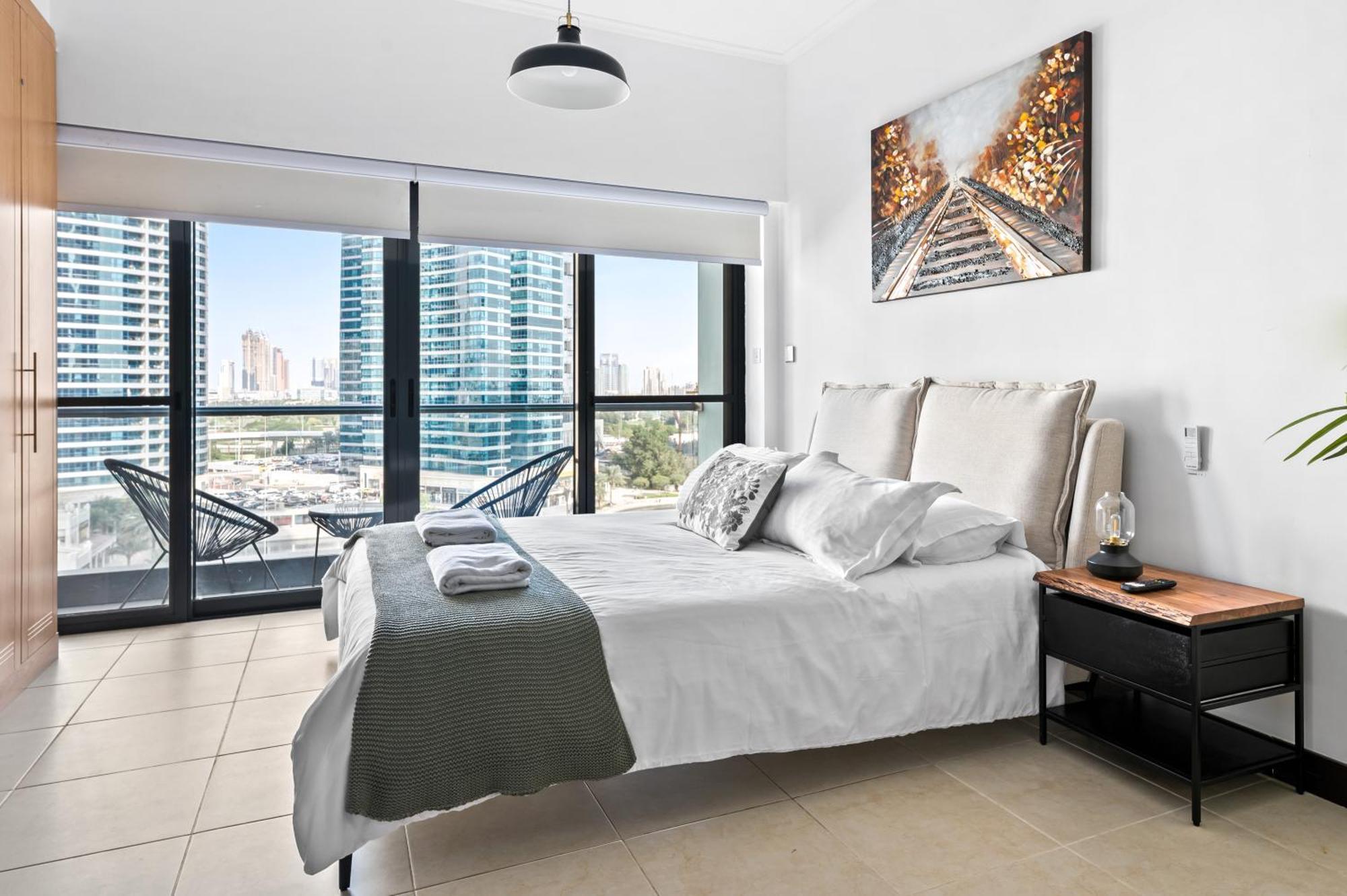 Upscale Studio Full Lake View In Goldcrest View Tower Dubai Dış mekan fotoğraf
