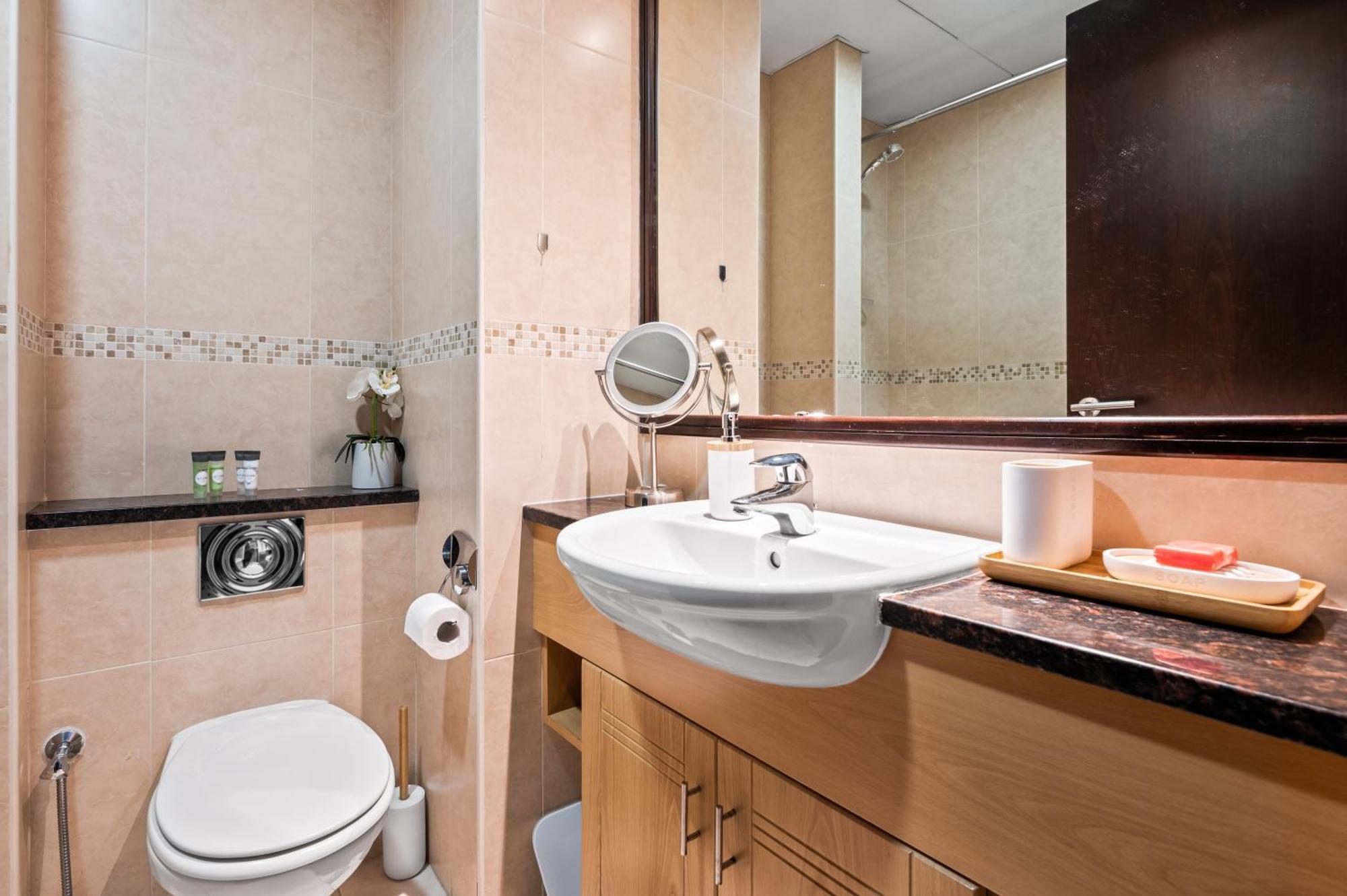 Upscale Studio Full Lake View In Goldcrest View Tower Dubai Dış mekan fotoğraf
