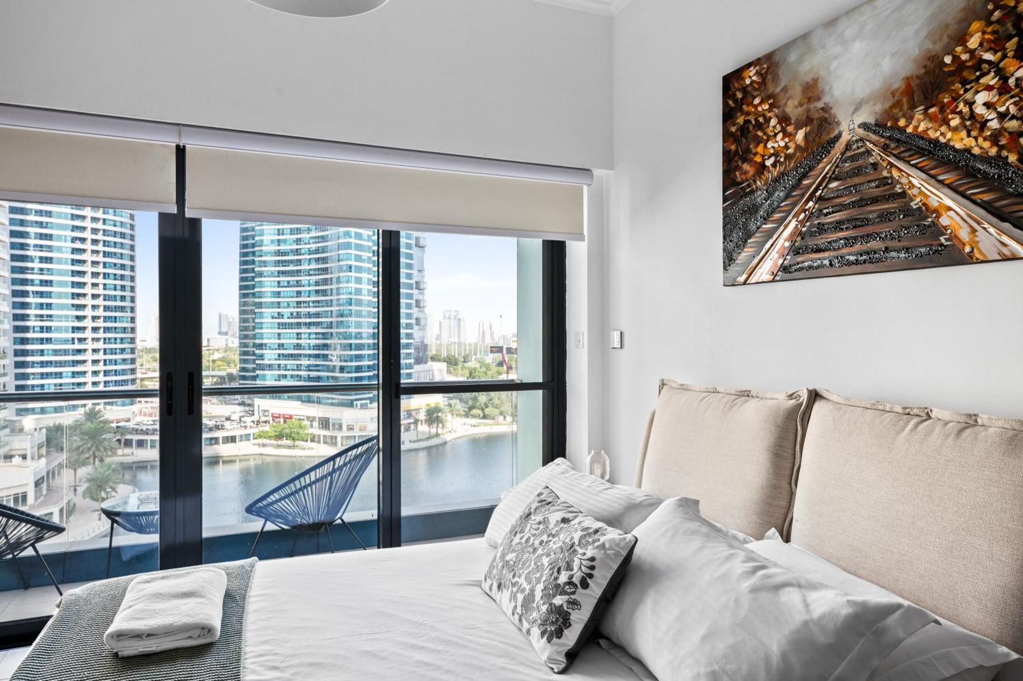 Upscale Studio Full Lake View In Goldcrest View Tower Dubai Dış mekan fotoğraf