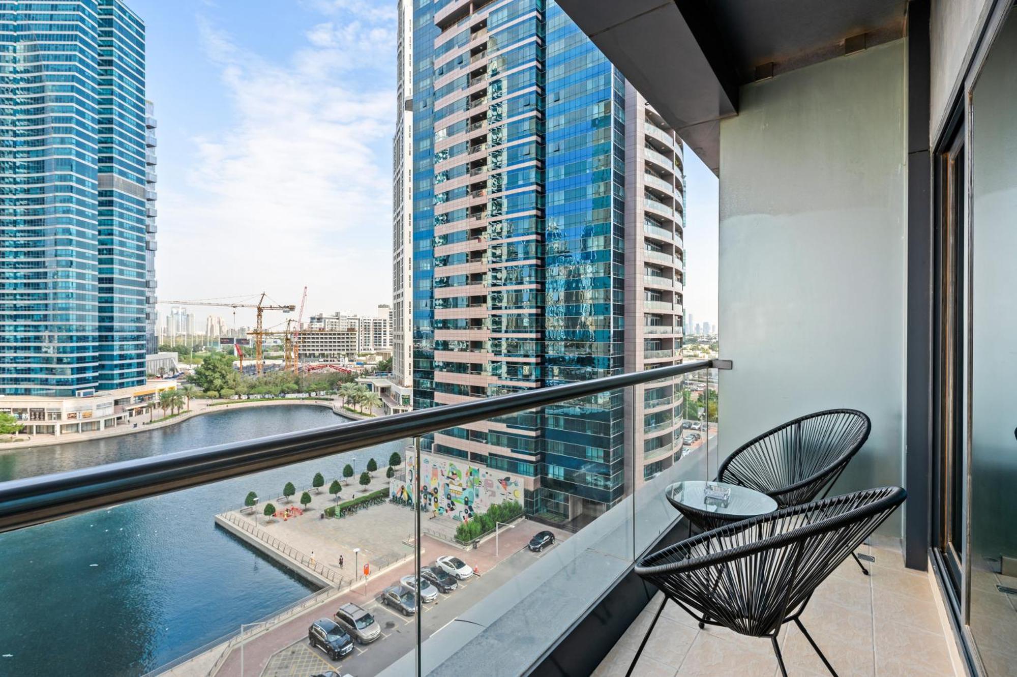 Upscale Studio Full Lake View In Goldcrest View Tower Dubai Dış mekan fotoğraf