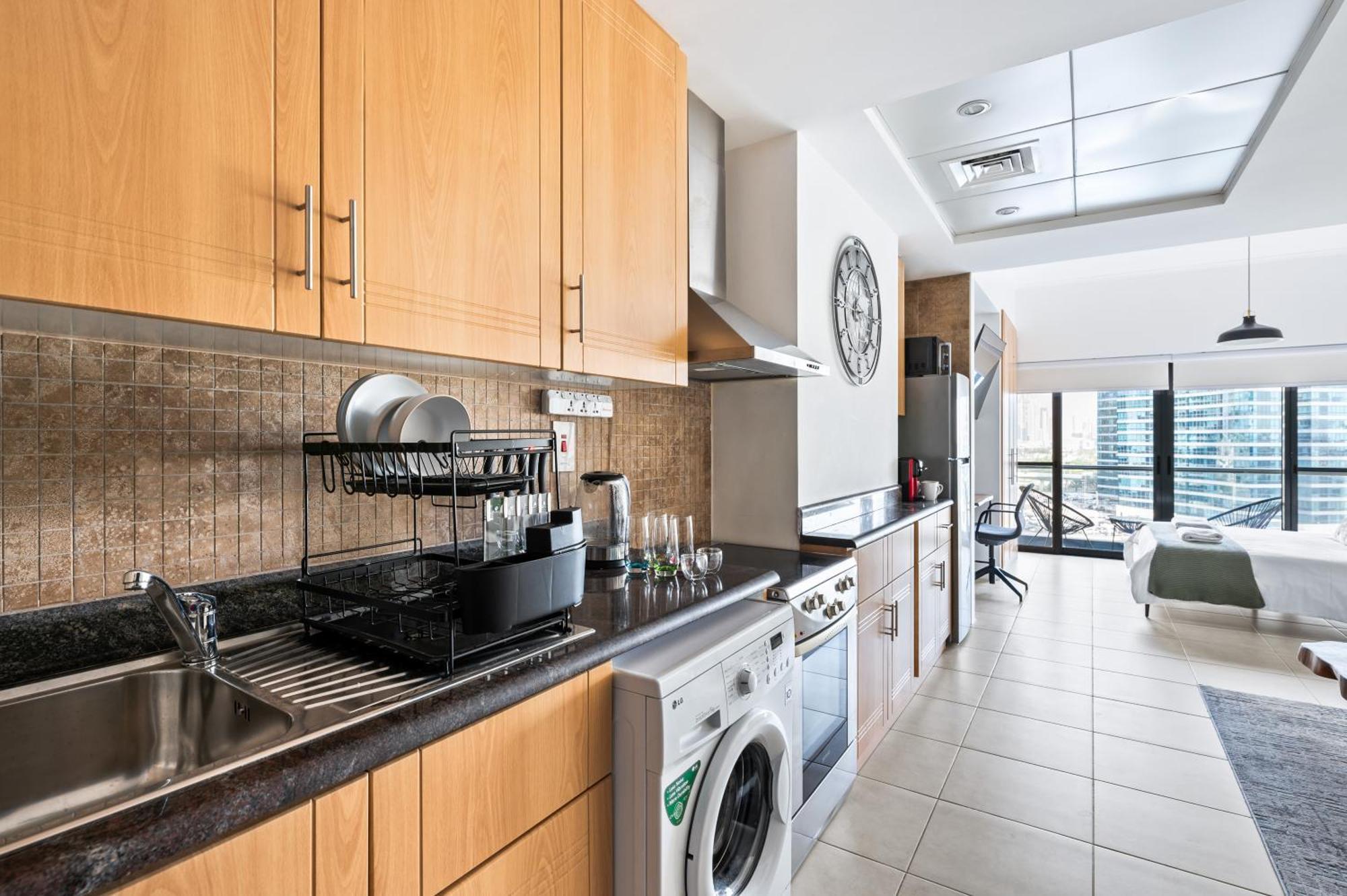 Upscale Studio Full Lake View In Goldcrest View Tower Dubai Dış mekan fotoğraf