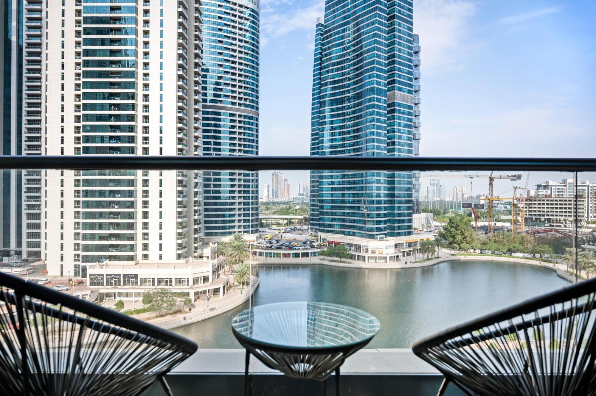 Upscale Studio Full Lake View In Goldcrest View Tower Dubai Dış mekan fotoğraf